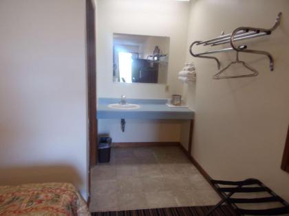 Huggy Bear Motel - Warren - image 5
