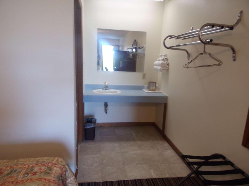 Huggy Bear Motel - Warren - image 5