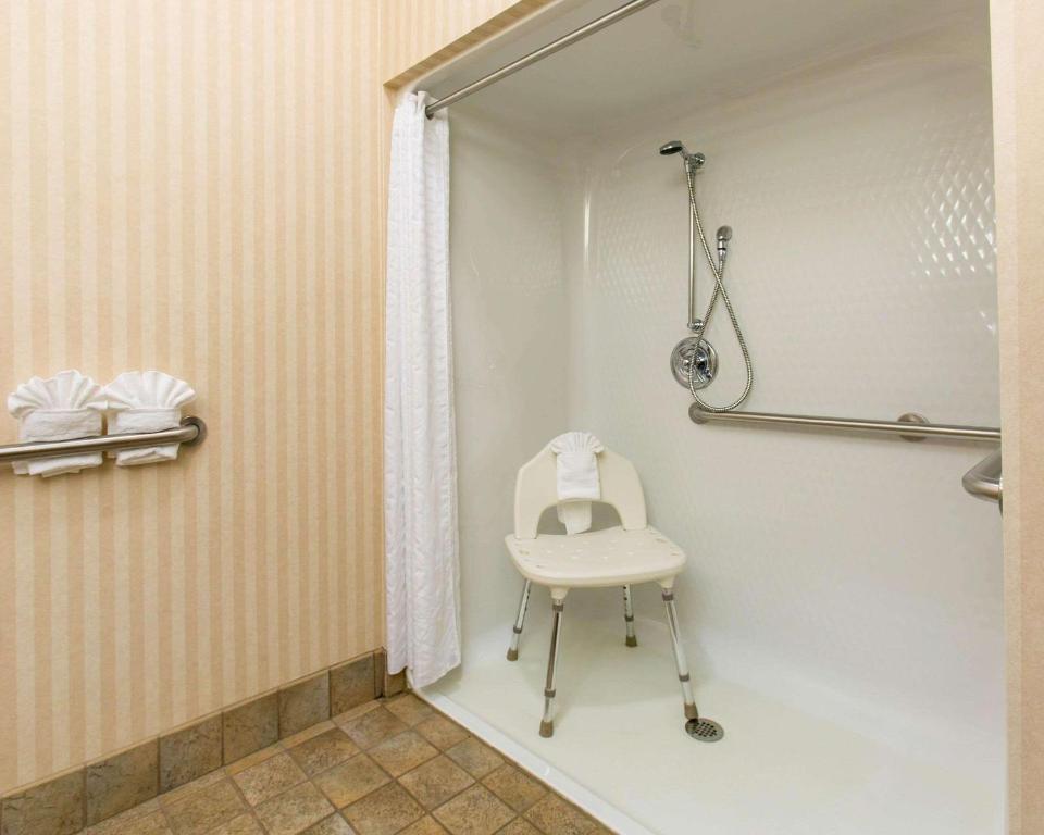 Comfort Inn Warrensburg Station - image 5