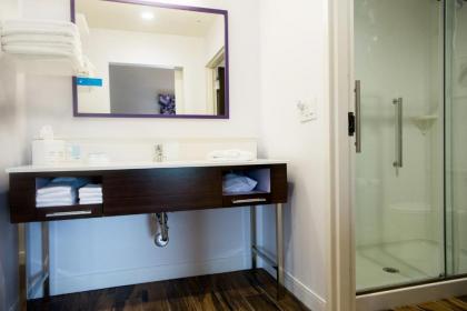 Hampton Inn & Suites Warrington Horsham - image 9