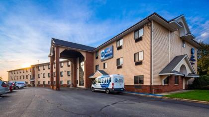 Best Western Airport Inn Warwick - image 1