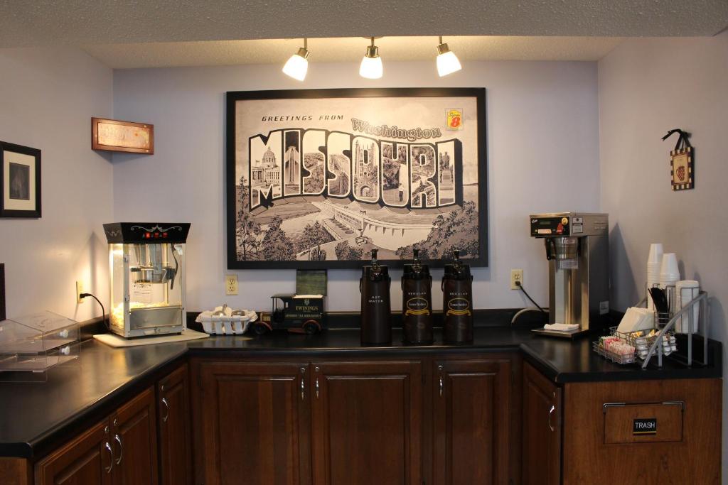 Super 8 by Wyndham Washington - image 2