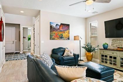 Zion Poolhouse - image 10