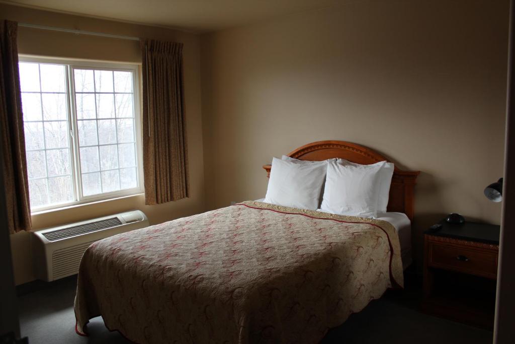 Grand View Inn & Suites - image 2