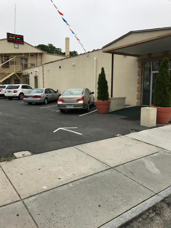 Waterbury Big Apple Motel - main image
