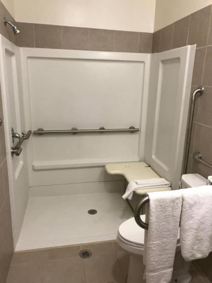 Waterbury Big Apple Motel - image 14