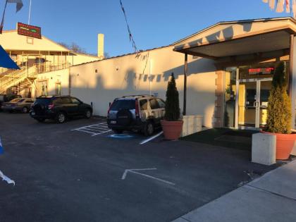 Waterbury Big Apple Motel - image 2