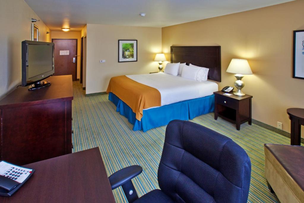 Holiday Inn Express- Waterloo/Cedar Falls an IHG Hotel - image 2