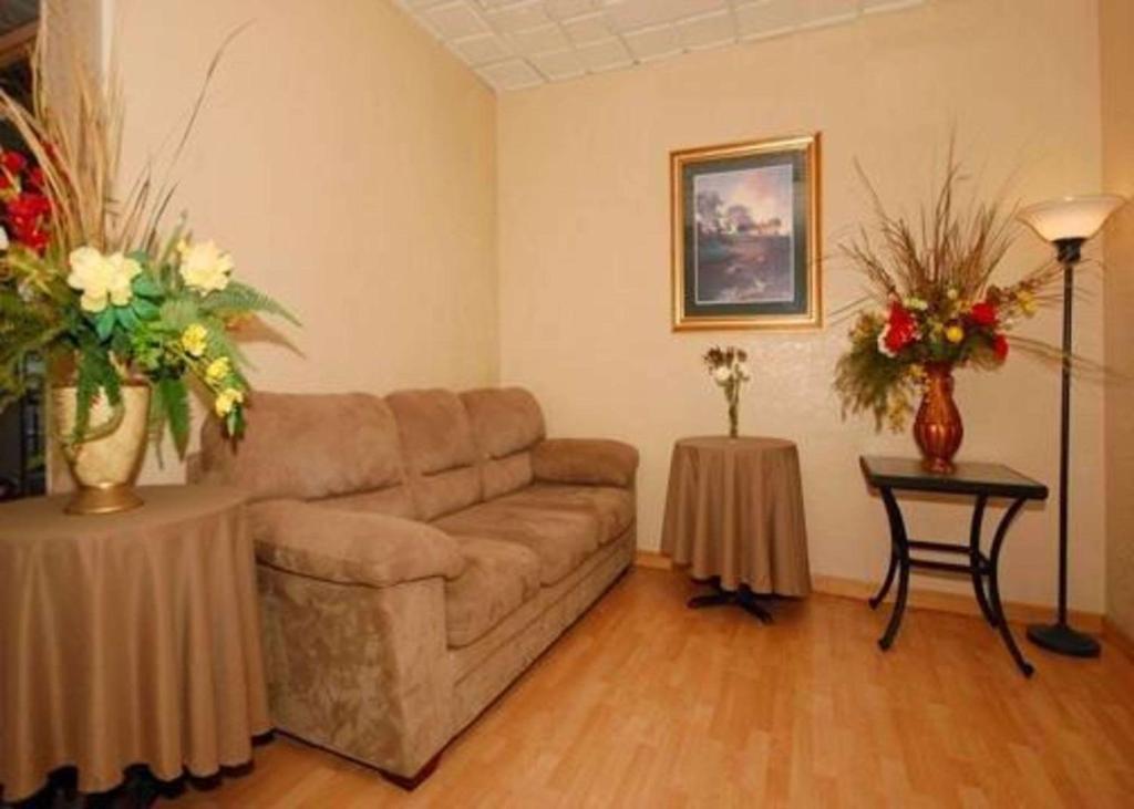 Econo Lodge Inn & Suites - main image