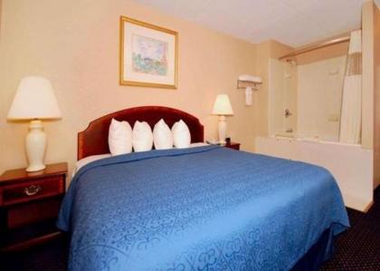 Econo Lodge Inn & Suites - image 10