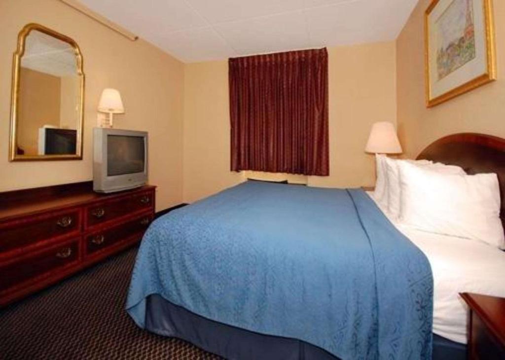 Econo Lodge Inn & Suites - image 2