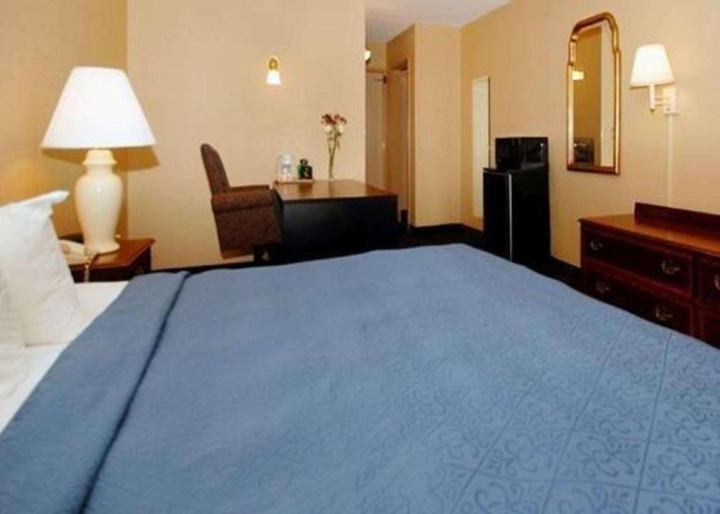 Econo Lodge Inn & Suites - image 3