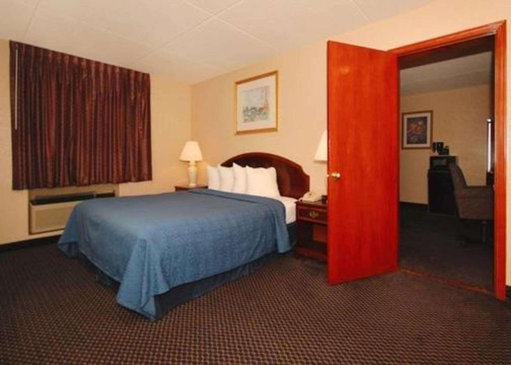 Econo Lodge Inn & Suites - image 4