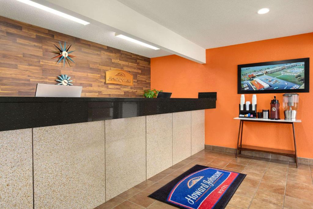Howard Johnson by Wyndham Waterloo/Cedar Falls - image 4