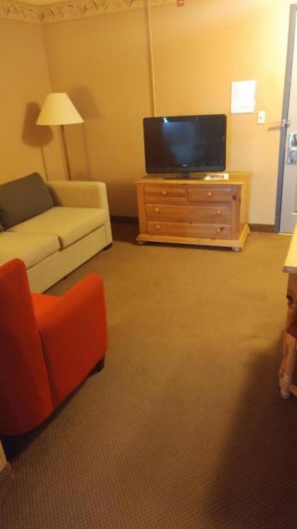 Country Inn & Suites by Radisson Waterloo IA - image 11