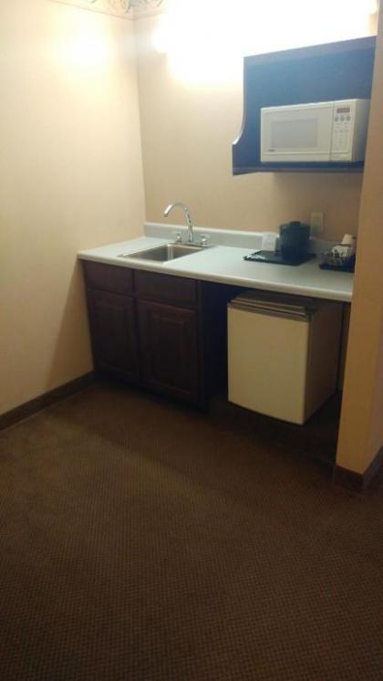 Country Inn & Suites by Radisson Waterloo IA - image 13