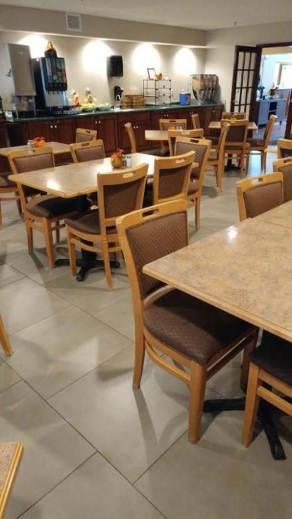 Country Inn & Suites by Radisson Waterloo IA - image 9