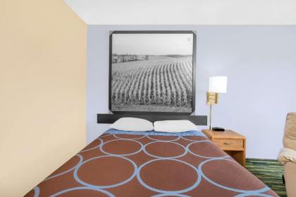 Super 8 by Wyndham Waterloo - image 10