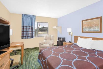 Super 8 by Wyndham Waterloo - image 12