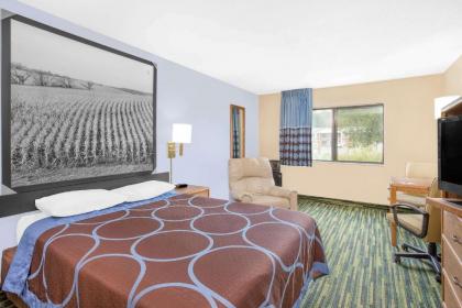 Super 8 by Wyndham Waterloo - image 13