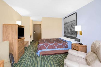 Super 8 by Wyndham Waterloo - image 4