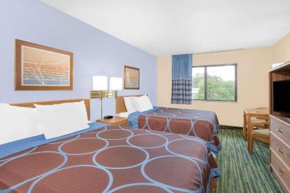 Super 8 by Wyndham Waterloo - image 8