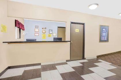 Super 8 by Wyndham Waterloo - image 9