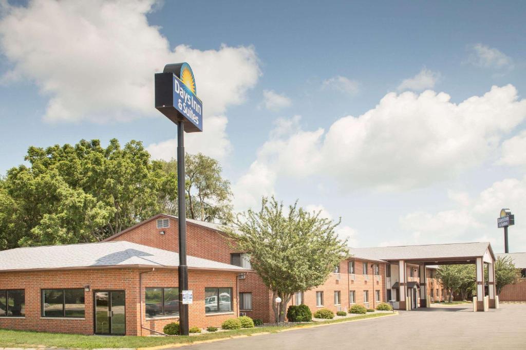 Days Inn & Suites by Wyndham Waterloo - main image