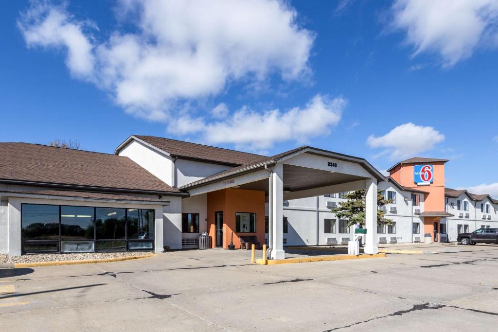 Motel 6-Waterloo IA - main image