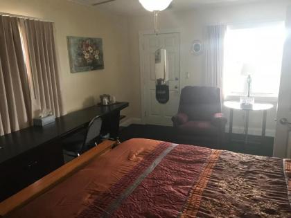 Longhouse Lodge Motel - image 12