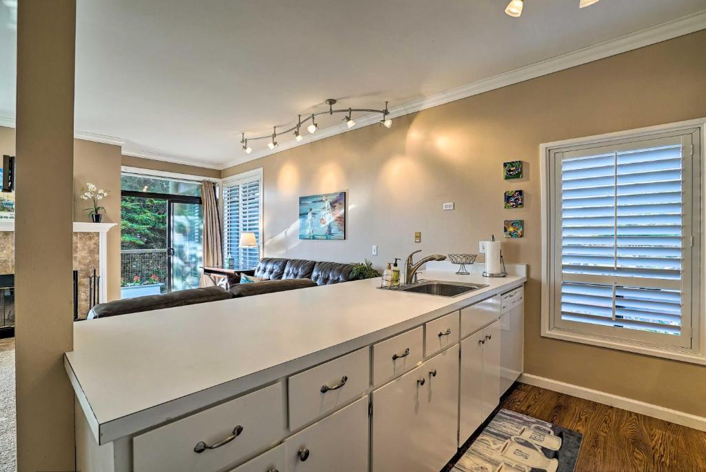 Beachfront Condo with BBQ and Monterey Bay Views - image 7