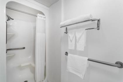 Howard Johnson by Wyndham Waukegan Great Lakes - image 10