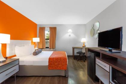 Howard Johnson by Wyndham Waukegan Great Lakes - image 12