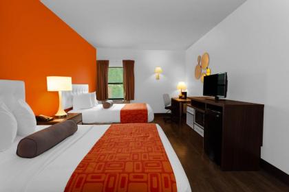 Howard Johnson by Wyndham Waukegan Great Lakes - image 2