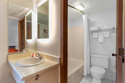 Howard Johnson by Wyndham Waukegan Great Lakes - image 4