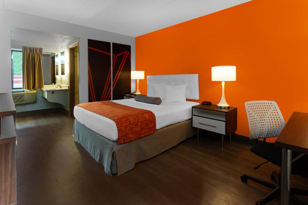 Howard Johnson by Wyndham Waukegan Great Lakes - image 7