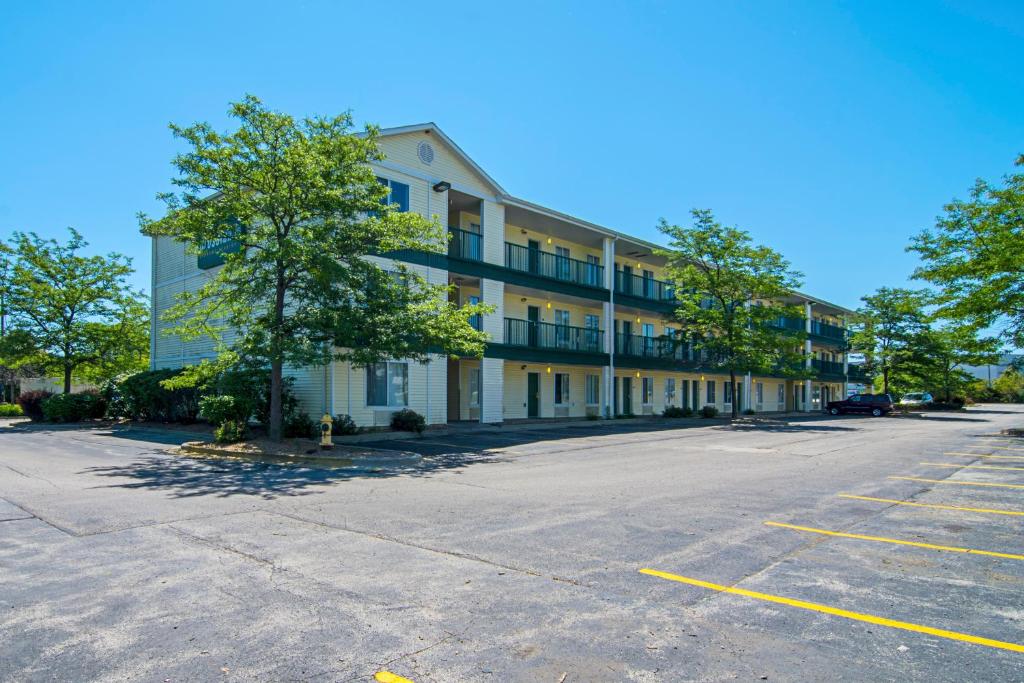 HomeTowne Studios by Red Roof Chicago - Waukegan - main image