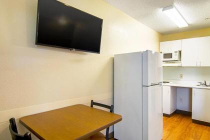 HomeTowne Studios by Red Roof Chicago - Waukegan - image 10