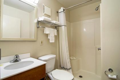 HomeTowne Studios by Red Roof Chicago - Waukegan - image 13