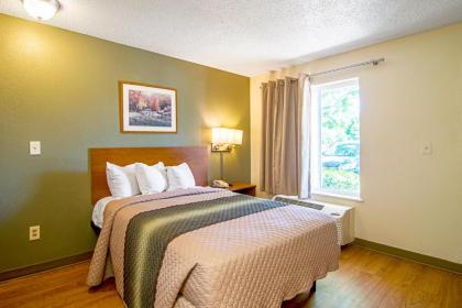 HomeTowne Studios by Red Roof Chicago - Waukegan - image 14