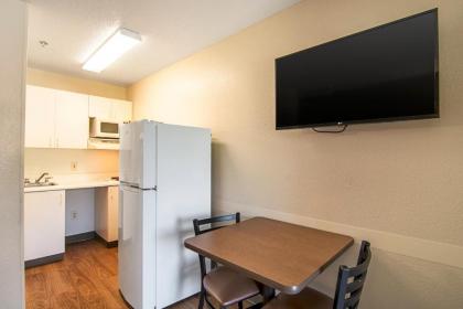 HomeTowne Studios by Red Roof Chicago - Waukegan - image 15