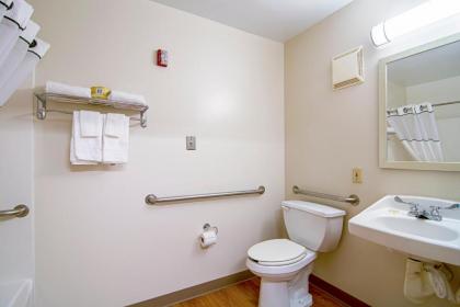 HomeTowne Studios by Red Roof Chicago - Waukegan - image 2