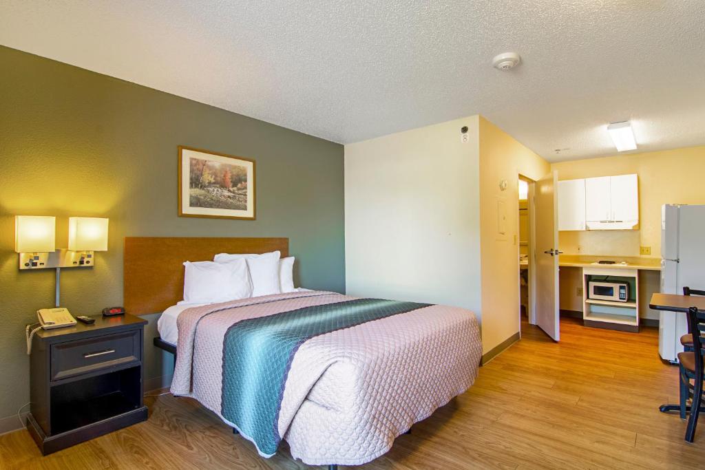 HomeTowne Studios by Red Roof Chicago - Waukegan - image 3