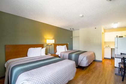HomeTowne Studios by Red Roof Chicago - Waukegan - image 4