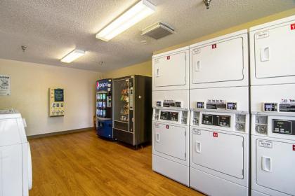 HomeTowne Studios by Red Roof Chicago - Waukegan - image 5