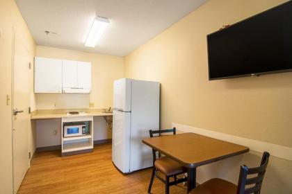 HomeTowne Studios by Red Roof Chicago - Waukegan - image 6