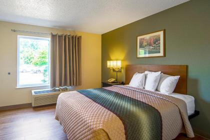 HomeTowne Studios by Red Roof Chicago - Waukegan - image 9
