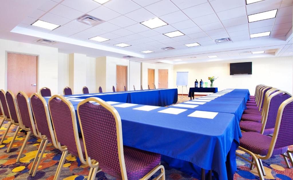 Holiday Inn Express Hotel & Suites Waukegan/Gurnee an IHG Hotel - image 2