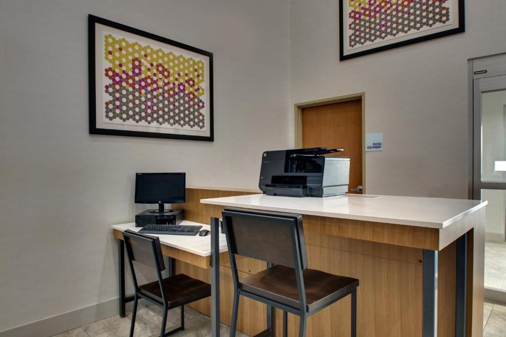 Holiday Inn Express Hotel & Suites Waukegan/Gurnee an IHG Hotel - image 3