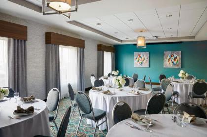 Hampton Inn & Suites Chicago/Waukegan - image 9